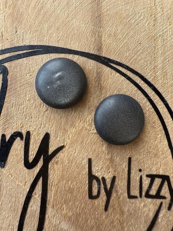 Oorknopje donker grijs mat